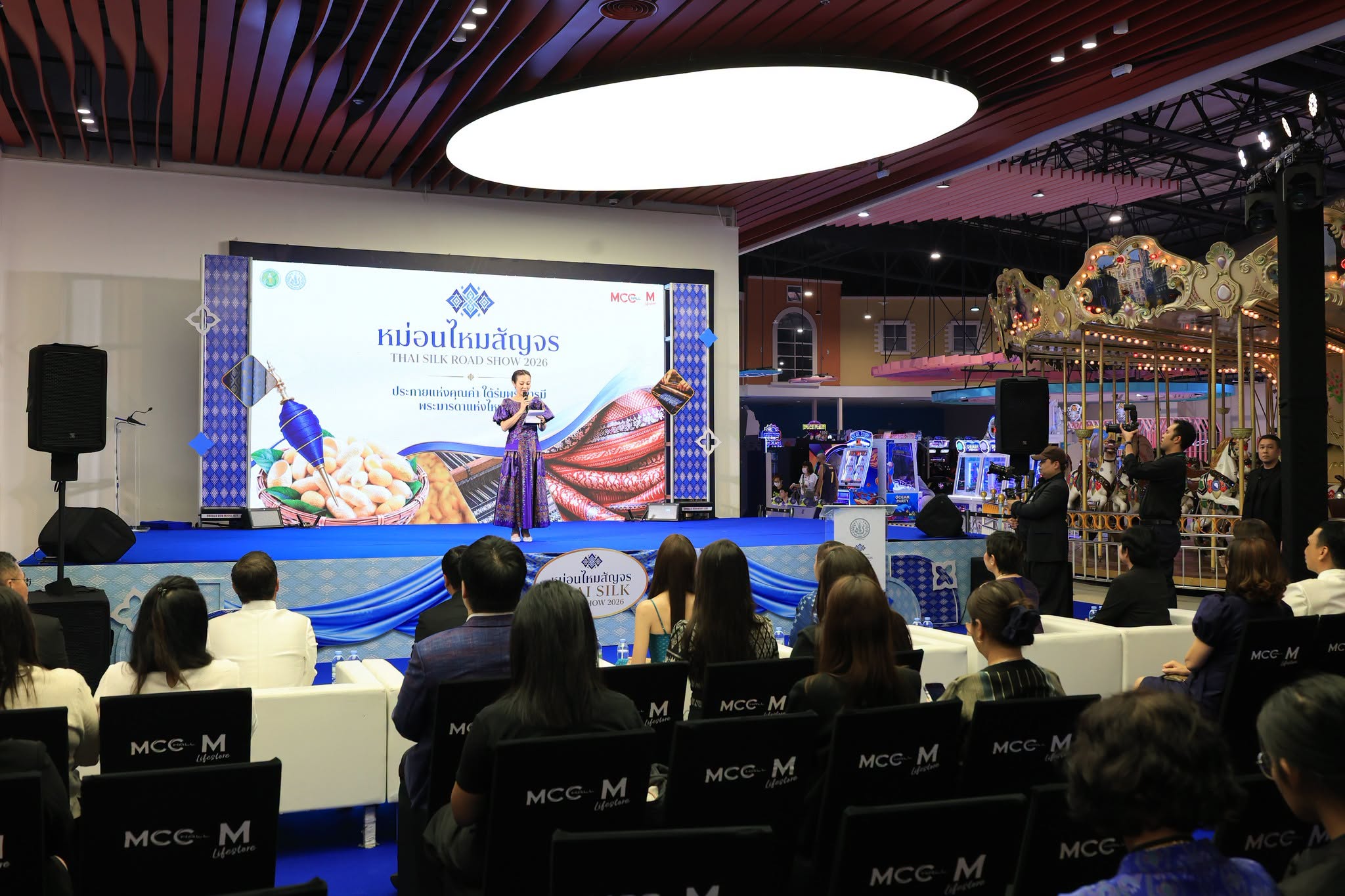 title - ส.ป.ก. ร่วมเป็นเกียรติในพิธีเปิดงานโครงการประชาสัมพันธ์และส่งเสริมการจำหน่ายผ้าไหมและผลิตภัณฑ์หม่อนไหมสัญจร ณ กรุงเทพมหานครและจังหวัดนนทบุรี ครั้งที่ 2